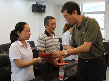 省總工會(huì)黨組書記、副主席陳震一行到順昌虹潤精密儀器有限公司慰問困難職工